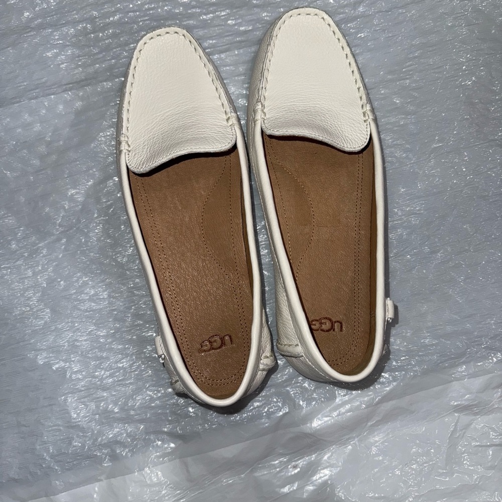 UGG Soft White Leather Flats / Loafers Women Size 6.5 Moccasin
